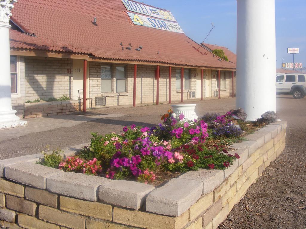 Free Breakfast Inn Oakley Exterior photo