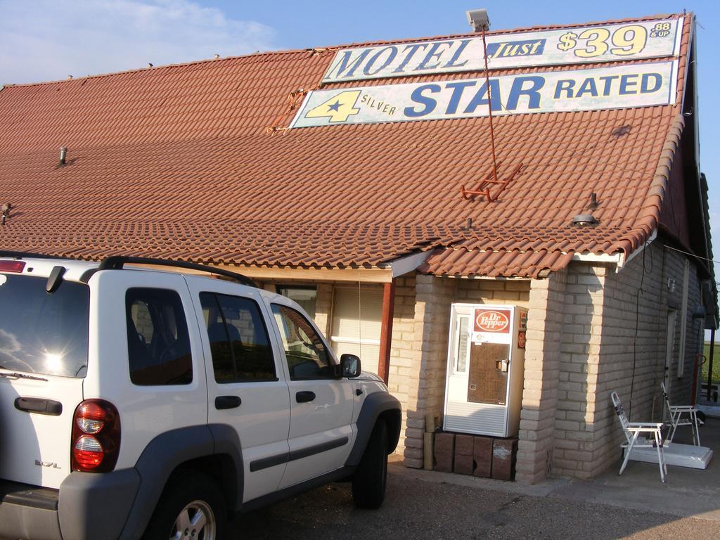 Free Breakfast Inn Oakley Exterior photo