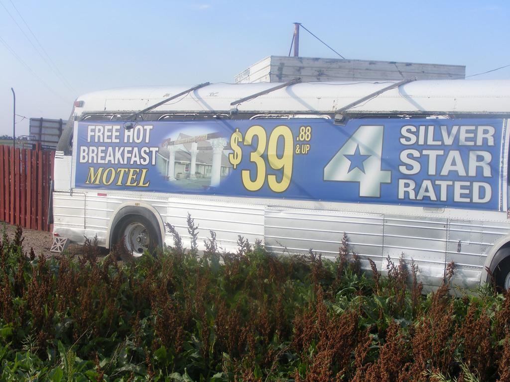Free Breakfast Inn Oakley Exterior photo