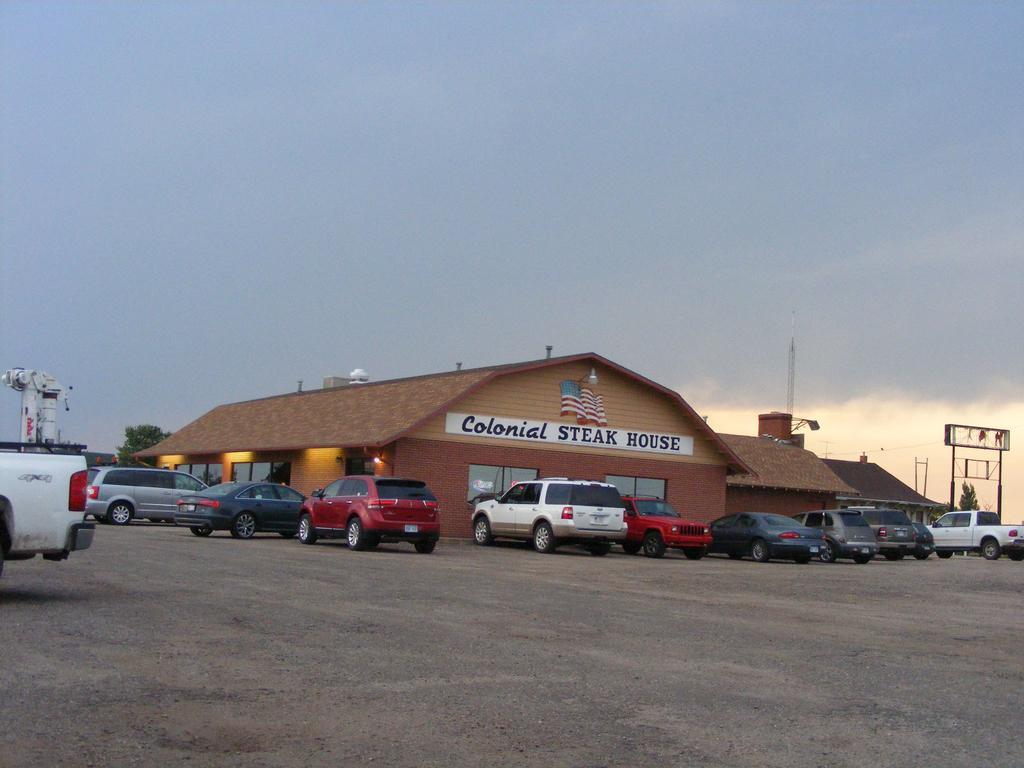 Free Breakfast Inn Oakley Exterior photo