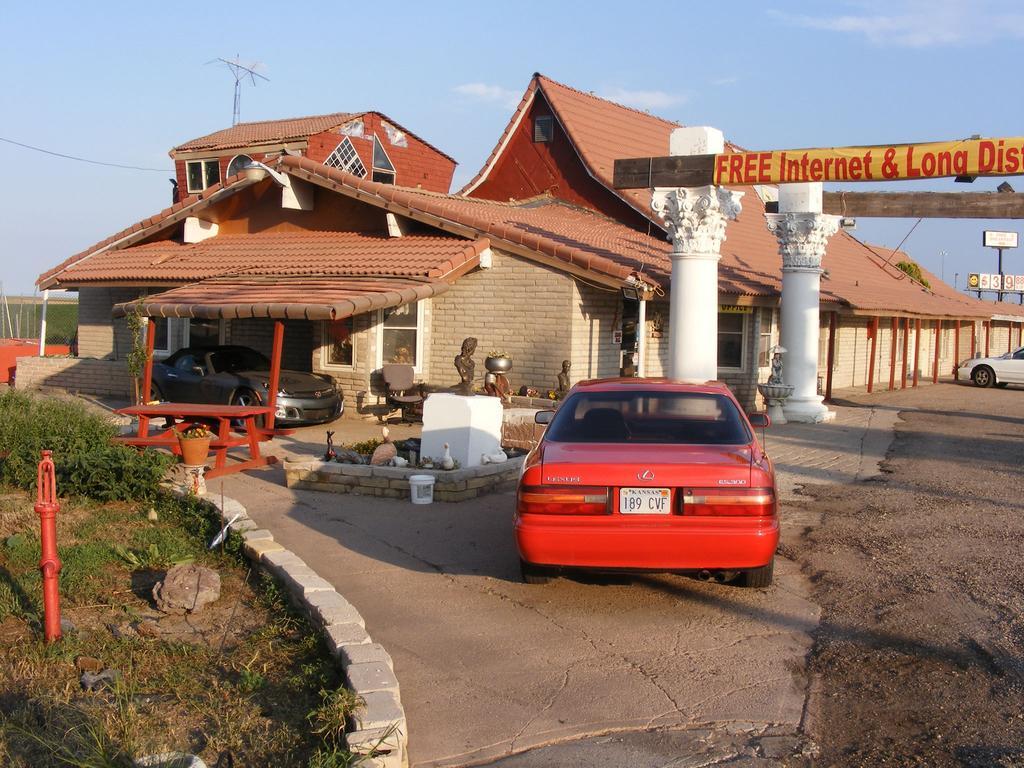 Free Breakfast Inn Oakley Exterior photo